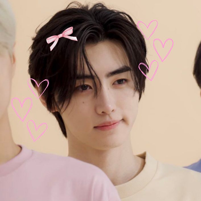 xhoongo's tweet image. Happy birthday, pinky Pian.

Bahagia selalu, sukses dalam segala sesuatu nya, semoga setiap harinya cerah seperti warna kesukaan Pian ya.🌷🎂🎉