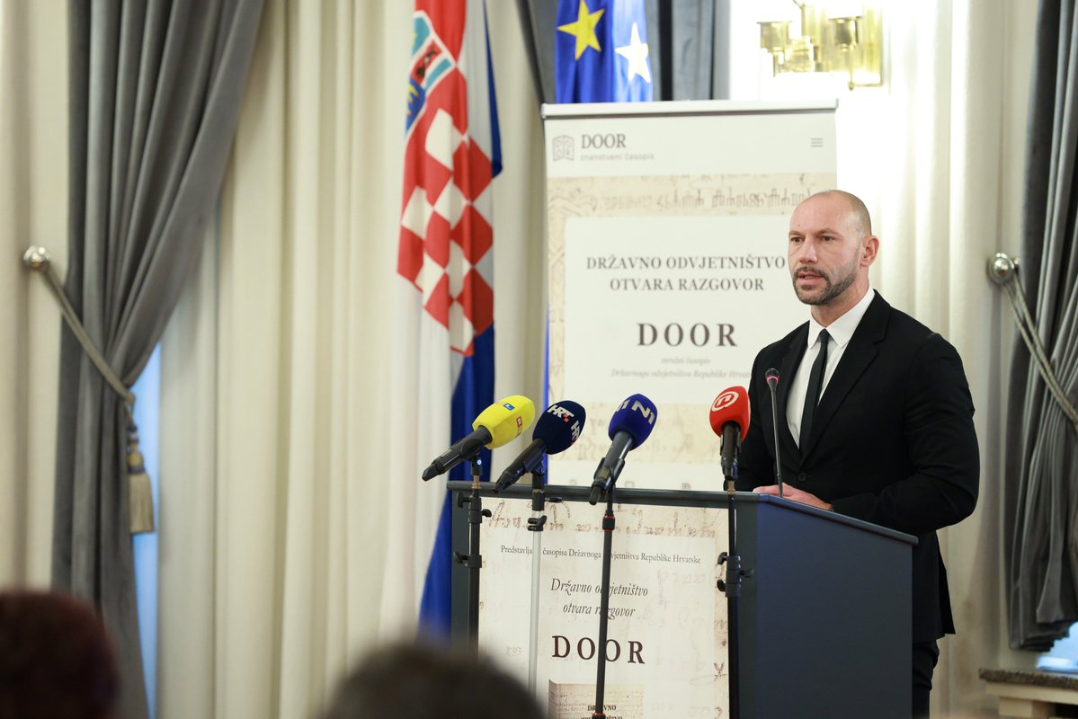 Ministar Damir Habijan prisustvovao je predstavljanju prvog broja časopisa „Državno odvjetništvo otvara razgovor (DOOR)”.
➡️platforme za razmjenu znanja i iskustava između državnog odvjetništva, akademske zajednice te stručne i šire javnosti.