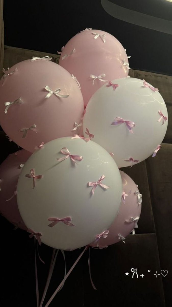 xhoongo's tweet image. Happy birthday, pinky Pian.

Bahagia selalu, sukses dalam segala sesuatu nya, semoga setiap harinya cerah seperti warna kesukaan Pian ya.🌷🎂🎉