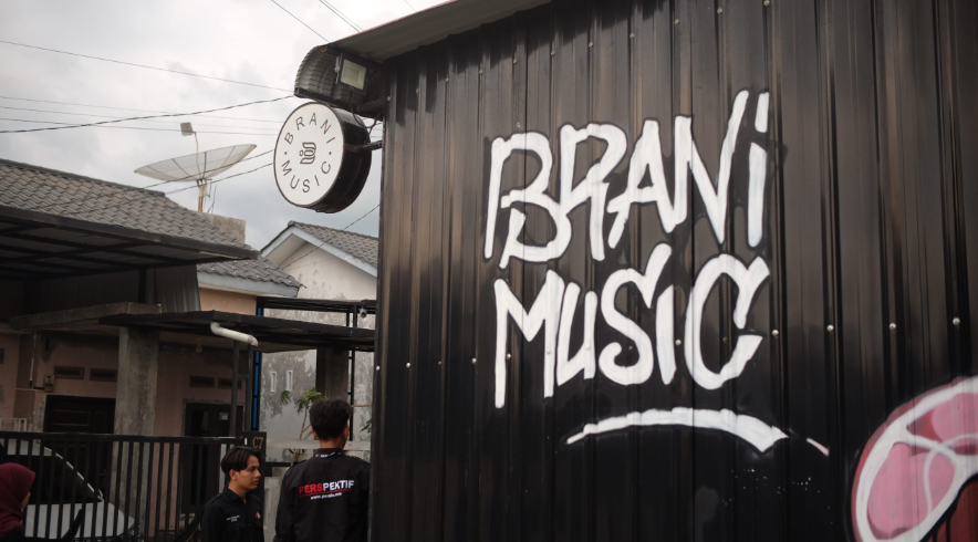 PersFE's tweet photo. [Nada yang Tumbuh di Tengah Sunyi: Brani Music dan Ekspresi Anak Muda Aceh]

Berawal dari sebuah kompleks kecil di Bireuen, sekelompok anak muda menyalurkan hobi yang sama yaitu menulis lirik dan meramu beat sederhana. https://t.co/M2q5AcB5XO