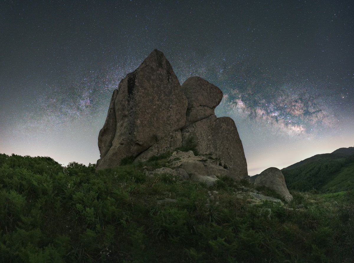 sphnlv's tweet photo. Esse final de semana dei uma fugidinha de toda essa loucura pra tirar mais umas fotinhos do céu noturno.

Deixo aqui um registro da via láctea que eu simplesmente amei. 💖🌌 https://t.co/5NtZ58B4gm