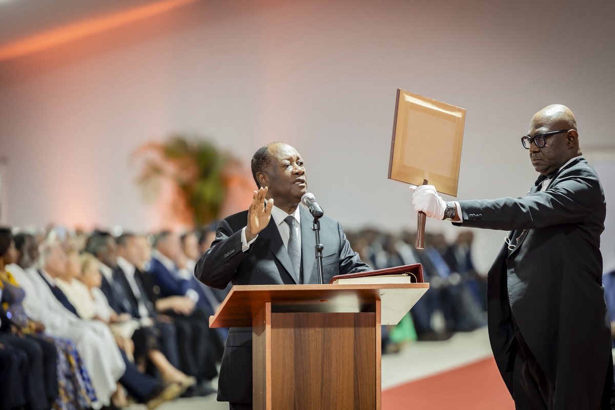 Devant le peuple souverain de Côte d’Ivoire, je jure solennellement et sur l’honneur de respecter et de défendre fidèlement la Constitution, de protéger les Droits et Libertés des citoyens, de remplir consciencieusement les devoirs de ma charge dans l’intérêt supérieur de la