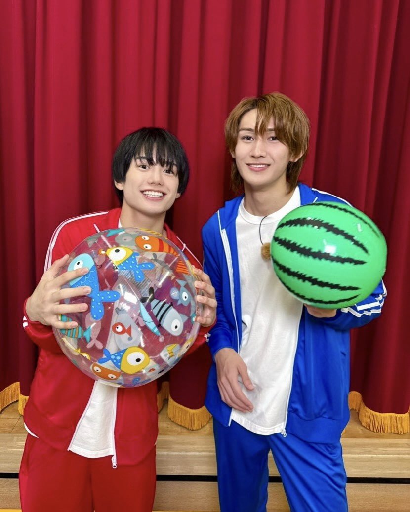 明日朝06:00から放送の『 #ドデスカ！ 』
「 #AmBitious の #学校おじゃまシャス！ 」に
#真弓孟之 と #大内リオン が出演します🏫🏃🏻🏃🏼💨

今回は、初めての幼児園へ🌟🌈
4歳児クラスで大苦戦...⁉︎
一発ギャグをかけた風船バレー対決も🎈🏐

ぜひ、お楽しみに🫳🏻❤️💙