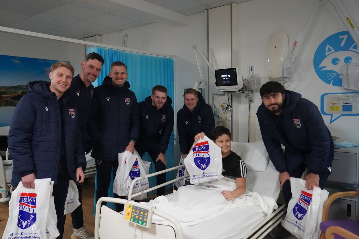 RossCounty's tweet photo. Ross County Football Club were honoured to return to the Highland Children's Unit, continuing our annual visit to deliver gifts to the children. 

Full story below 👇

🔗 https://t.co/lR6zwyoiJW https://t.co/XuiAvY1CRv