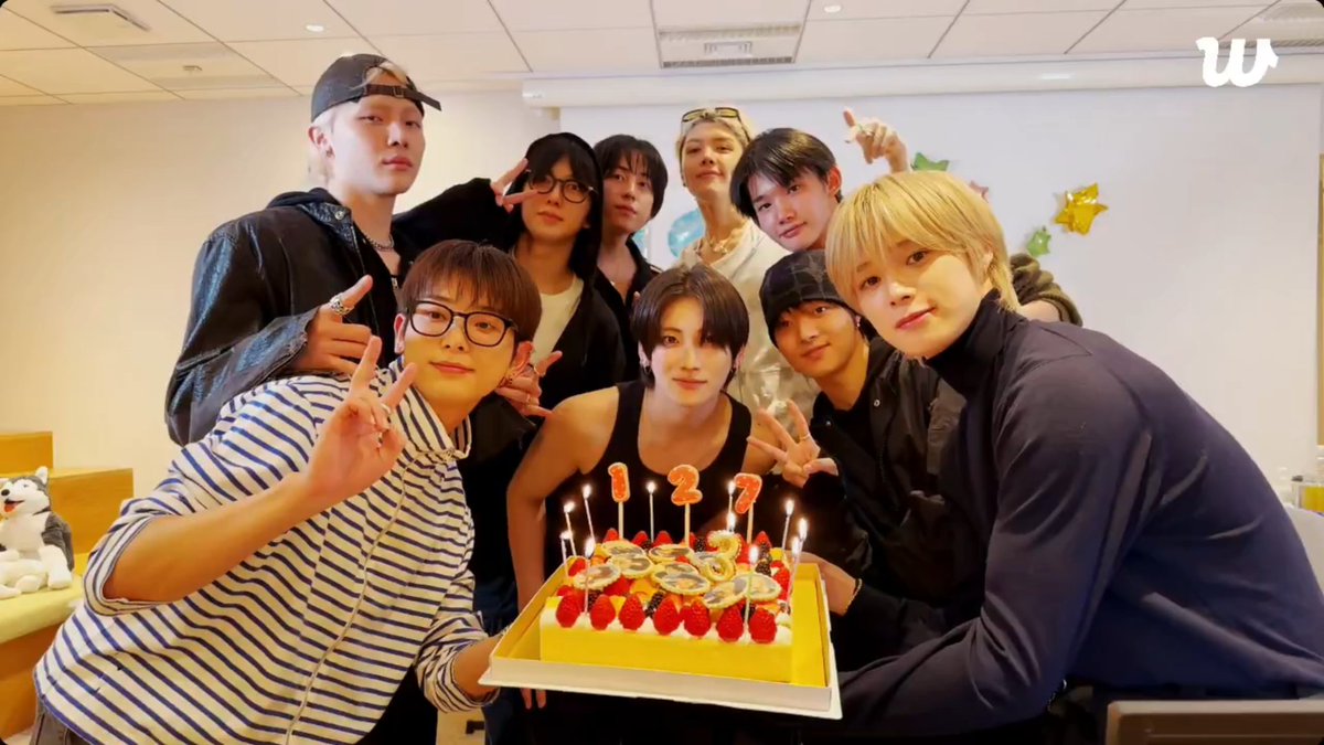 minisodeweno's tweet photo. YAY HAPPY 3RD DEBUT ANNIVERSARY TEAMIES!! https://t.co/lQG1QbQhHy