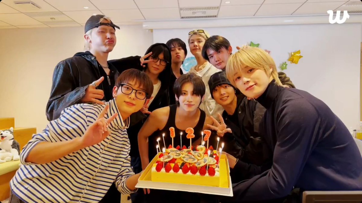 minisodeweno's tweet photo. YAY HAPPY 3RD DEBUT ANNIVERSARY TEAMIES!! https://t.co/lQG1QbQhHy