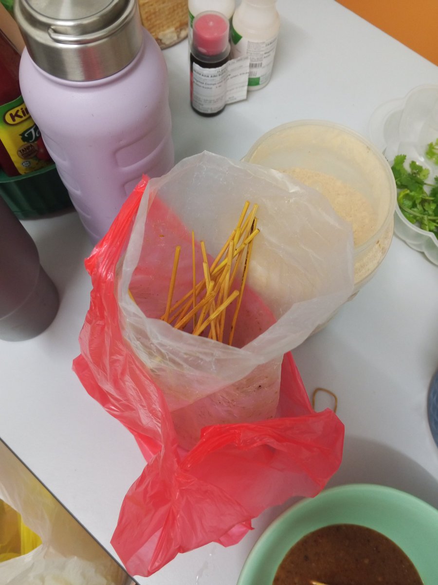 m00premium's tweet photo. Makanan sate ni saya beli kat pasar minggu Taman Bandar Kemaman.🔥👍🏻 https://t.co/ITDyo908v9