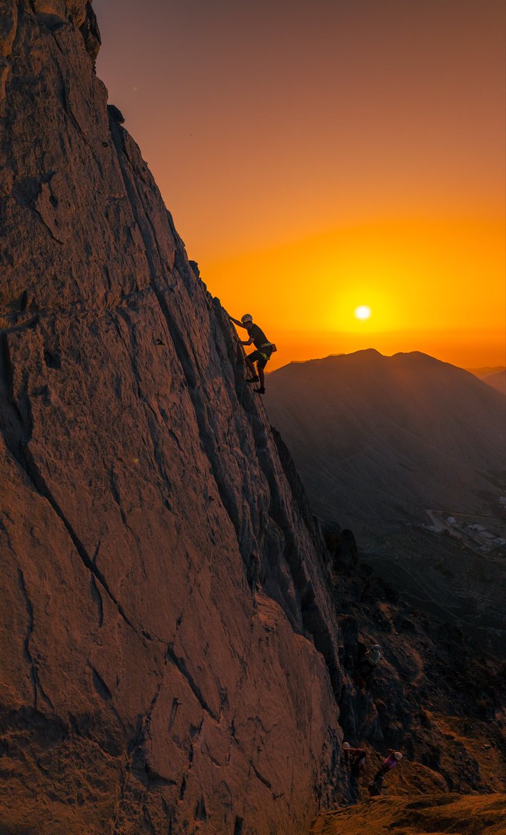 erick_llantoy's tweet photo. Estos días hemos tenido buenos atardeceres en el Parque Ecológico de la Molina. La temporada de escalada en roca va de diciembre a febrero para que puedas sacar postales como esta 👇🏾.
Si deseas vivir esta experiencia no dudes en escribirme 😎. https://t.co/yHtx5hlkG9