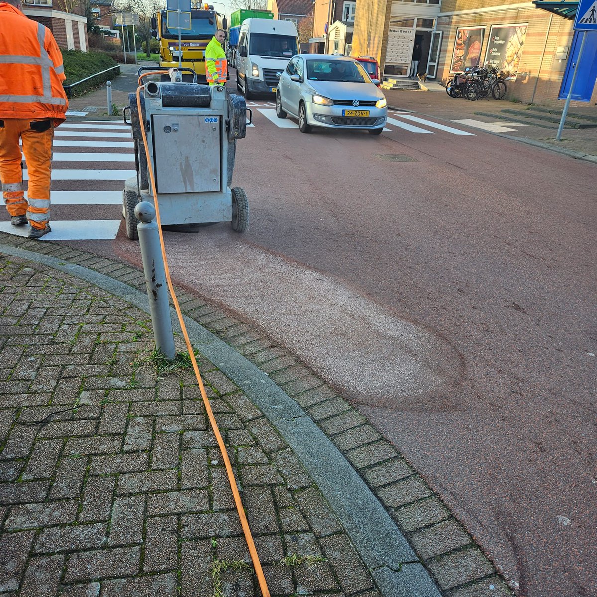 ptvanderplas's tweet photo. Het asfalt op het kruispunt Boslaan/Koningin Julianalaan is vorige week opnieuw opgeruwd. Een paar weken geleden werden er fixi meldingen ontvangen over glad wegdek voor fietsers. Na een stroefheidsmeting bleek het noodzakelijk om maatregelen te nemen. https://t.co/NXtVh6NiVg