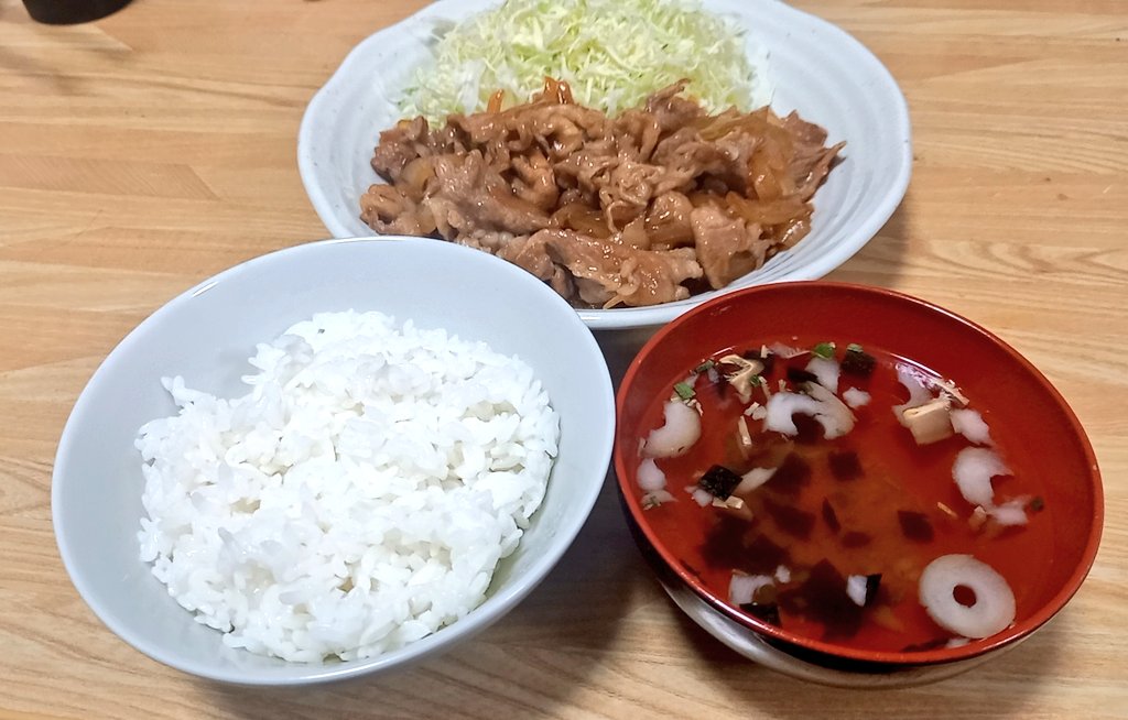 juntyan21's tweet photo. 今日の晩御飯はこれだ〜！ 1･2･3！！
豚の生姜焼き、ご飯、お吸い物を食べたのだ〜😆
ウマーベラス(๑>؂<๑)۶

 #豚の生姜焼き https://t.co/POrBQgBAfU