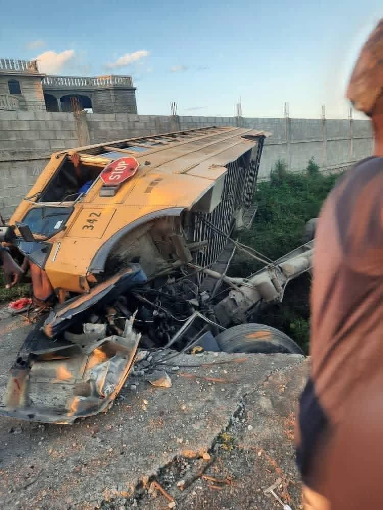 Tèrib aksidan maten 8 desanm nan  sou wout nasyonal nimewo 8 la.  Yon otobis ki asire transpò Limonad ak pak endistriyèl Karakòl chavire nan koub madras, divès moun ta pèdi lavi yo san konte yon dal lòt blese grav, daprè kèk konfrè sou plas.
Foto: Gérard Martineau