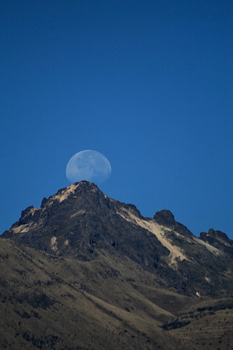 Cielo de #Quito de las 08:52.

La Luna y el Pichincha.

#nohaycielocomoeldeQuito