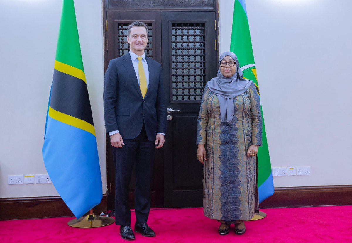ikulumawasliano's tweet photo. Rais wa Jamhuri ya Muungano wa Tanzania, Mhe. Dkt. Samia Suluhu Hassan akiwa kwenye picha ya pamoja na Kaimu Balozi wa Marekani nchini Tanzania, Mhe. Andrew Lentz, Ikulu Chamwino, mkoani Dodoma, tarehe 08 Desemba, 2025. https://t.co/fCtPtEkYCX