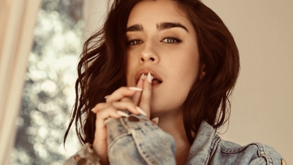 badlaurn's tweet photo. au camren — semester 📚

Lauren Jauregui, quieta, fechada, a aluna destaque do curso se psicologia. 
Camila Cabello, rainha das calouradas, sempre em um novo evento da universidade, rodeada de pessoas. 
Um projeto interdepartamental junta os dois opostos, o que pode dar errado? https://t.co/ATxkwxH3Jh