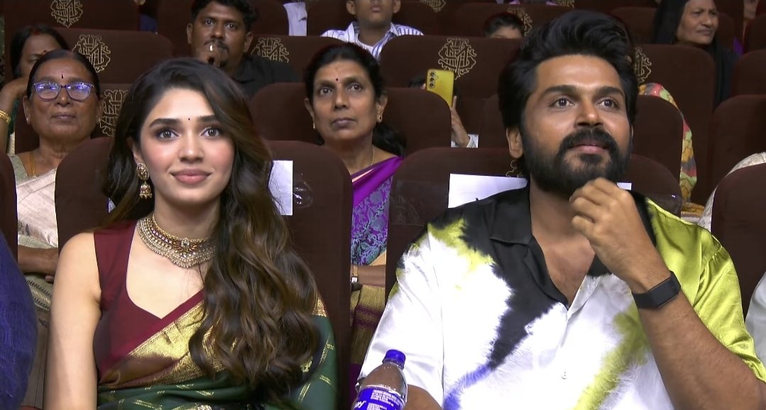 Karthi_Pblr's tweet photo. Vaathiyaar @Karthi_Offl at pre release event 😍

#Karthi #VaaVaathiyaar #AnnagaruVostaru https://t.co/jAjSSxTM2c