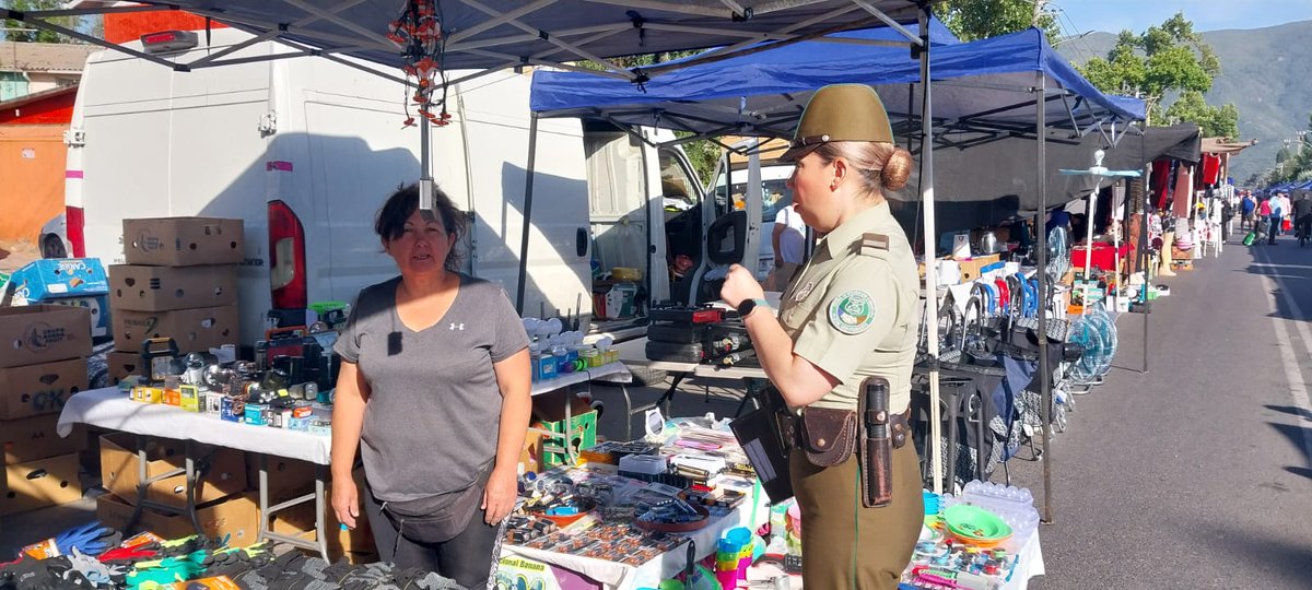 Durante patrullaje preventivo en la feria libre del sector Manso de Velasco en #SanFernando, @CarabMICC realizó difusión de medidas de autocuidado, enfocadas a evitar ilícitos durante la época navideña.
#OrdenyPatria