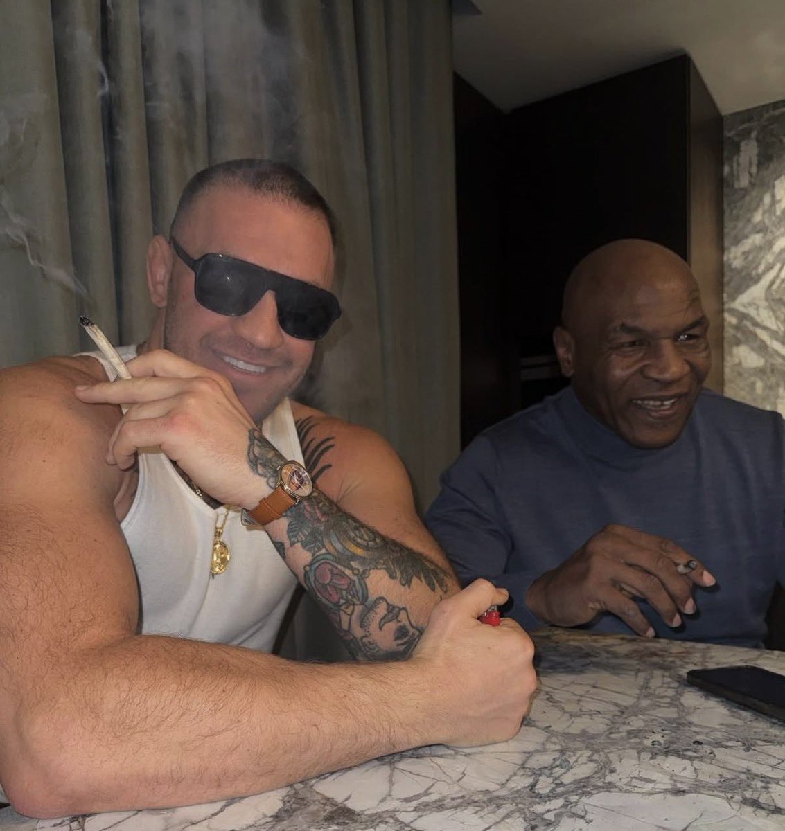 No sé qué pega más en esta foto si mcgregor, tyson o los porros