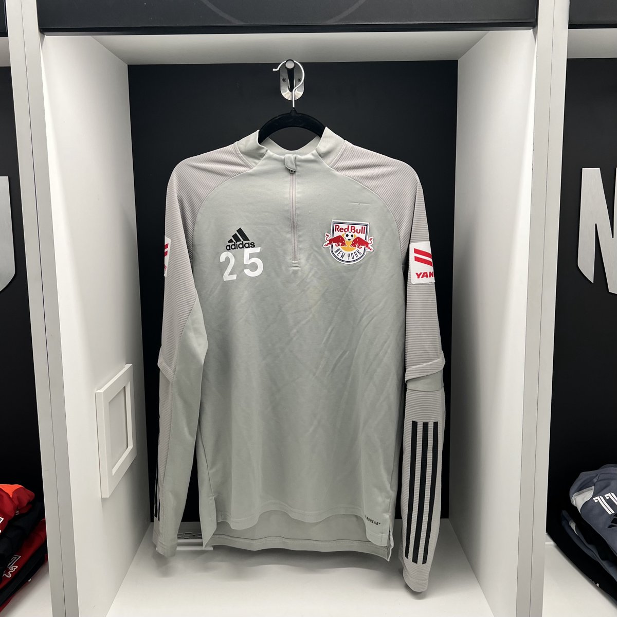 RBNYHelp's tweet image. 🎁12 Days of M+🎁

Day 6:  
- Hip Hop Kit (XL)
- #25 Team Issued Training Quarter Zip
- Ouimette Nameplate

Link: newyorkredbullsmembers.com/login