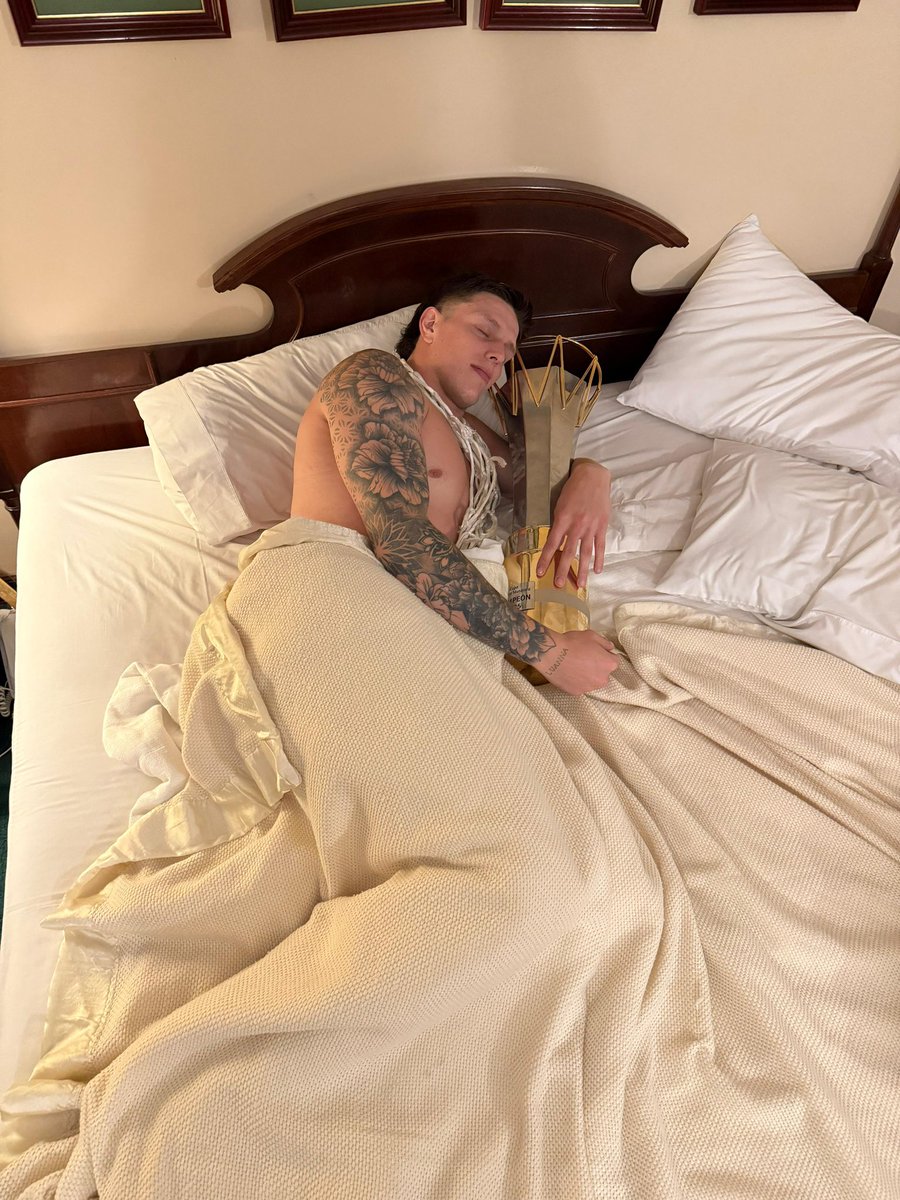 👋🏼 Buen día, Verdolagas

😉 Ojala hayan dormido acompañados como <a href="/ValentinBettiga/">Ruso</a>