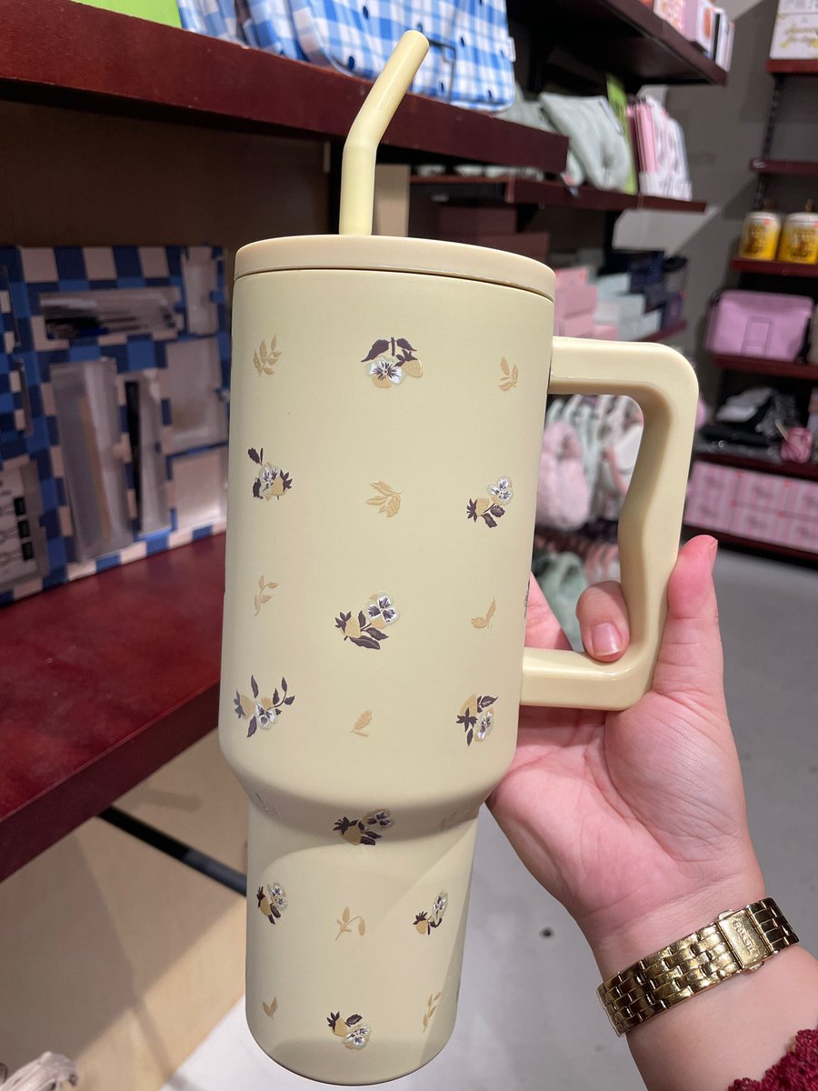 lunakylean's tweet photo. Cantiknya dupe Stanley ni tapi berat ye. 🤣 https://t.co/DFfGl1bROJ