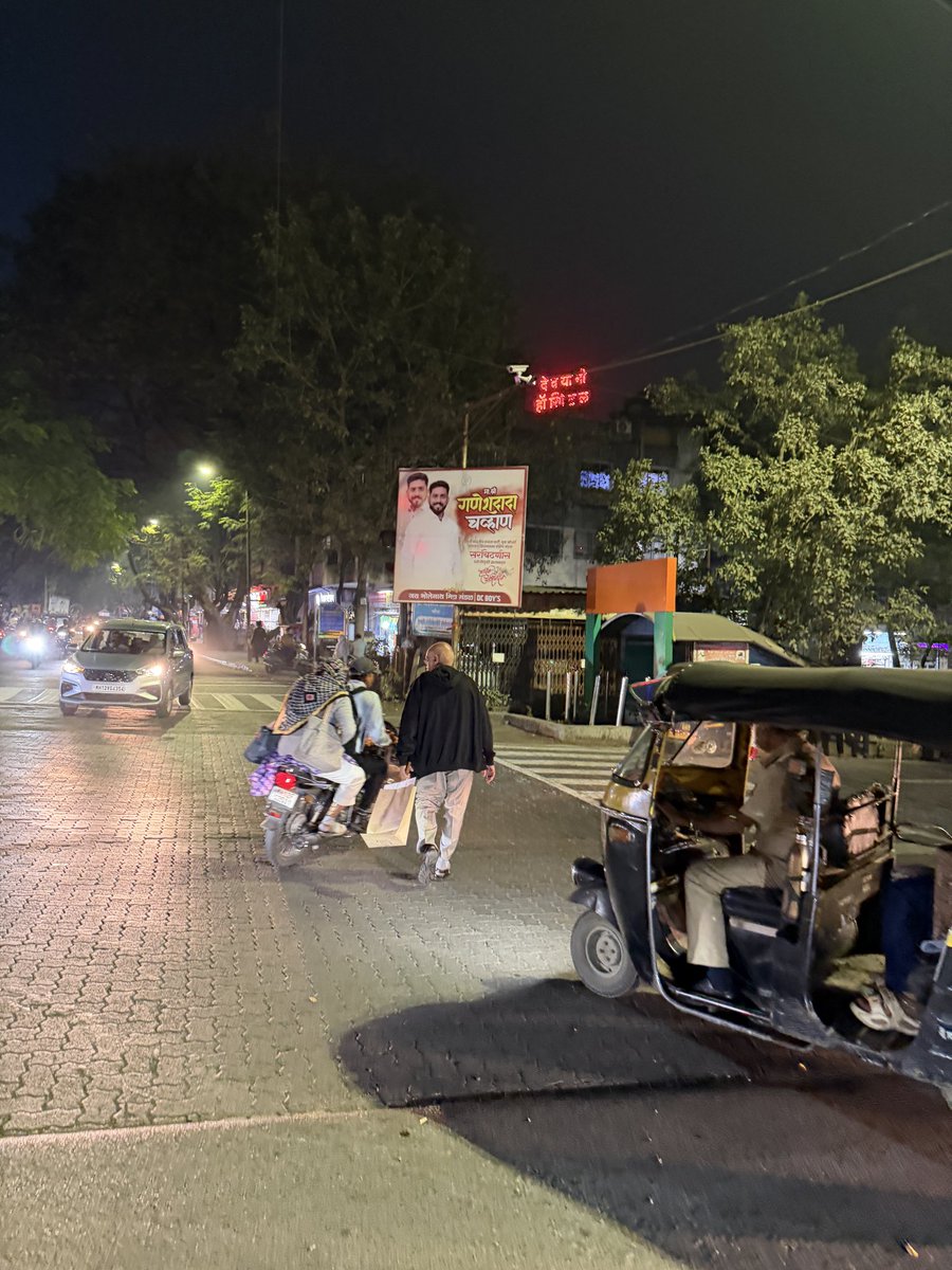 pgandhi221's tweet photo. @PuneCityTraffic @PMCPune @PuneCityPolice 
At Happy Colony Chowk Kothrud, a large flex banner is completely covering the traffic signal.
This is causing serious inconvenience and can lead to accidents
Requesting immediate action to remove it as such obstructions aren’t permitted. https://t.co/oXc5RNhLB1