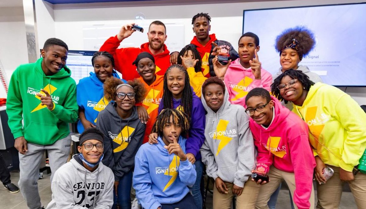 LostItemsFound's tweet photo. lets get this 🐐 over the finish line for these awards! 
Travis Kelce #WPMOYChallenge   
Travis Kelce #ProBowlVote https://t.co/XxqM6RJeTb