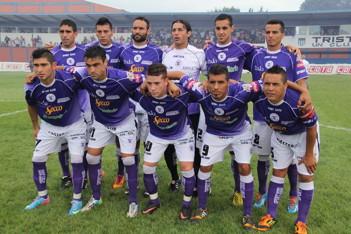 VillaDalmine's tweet photo. #HistoriaDálmine 🏆 | Un día como hoy pero de 2014, el equipo del Huevo logró la hazaña. Tras perder el partido de ida por 1-0 en Campana, el Viola venció 2-0 a Tristán Suárez con goles de J. Rossi y E. Cérica para volver al Nacional B luego de 21 años.

#DaleViola 🟣⚪️ https://t.co/Yco6yy8kZl
