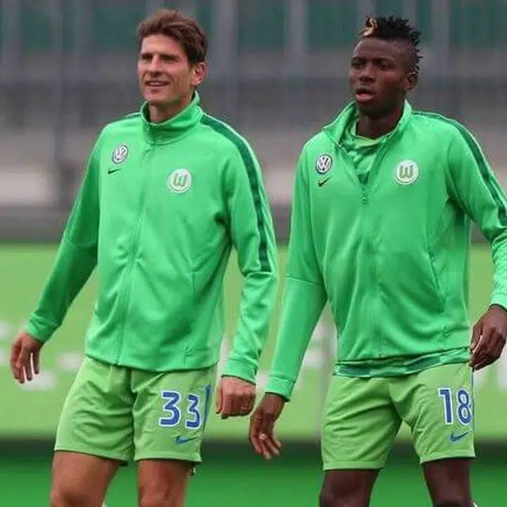 FTBLsection's tweet image. 🗣️Victor Osimhen: “My time at Wolfsburg didn’t go as I expected at first. Then Mario Gomez arrived. He was a huge legend; an experienced striker, one of the most lethal forwards you can think of in world football. When he came, I went to speak with the club director. I said: ‘I…