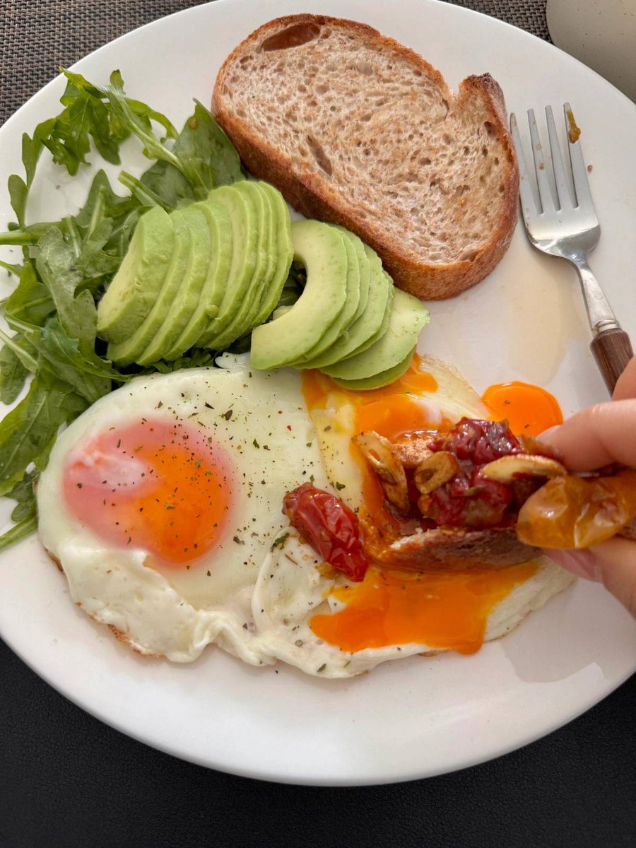 Eleanor808np's tweet photo. Morning breakfast with warm sunlight, peaceful vibes, and a quiet moment to start my day gently💯❤️#MorningStart #BreakfastVibes #SoftLife #CalmMorning #DailyPeace #CozyMoments https://t.co/l0t1RTmrNY