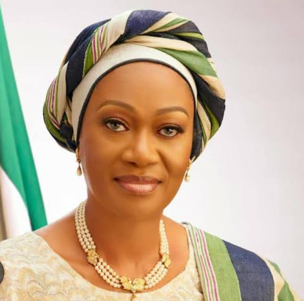 ParallelFacts's tweet photo. VIDEO: Arrogance, Rude, Disrespectful And Totally Disregard For Protocol Remi Isn't Worthy Of A "First Lady" — Netizens React To Remi Tinubu Disrespectful Gesture To Osun Governor At Public Event https://t.co/EoPHH3PMTC https://t.co/uji9BhOFzI