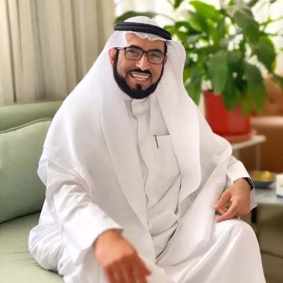 د. طارق السويدان 
قامة فكرية .. 
دفع من وقته وصحته وتحمّل في سبيل الدعوة إلى الله الأثمان الباهضة ..
إسهاماته التربوية والإدارية والفكرية عبرت الحدود وجابت الآفاق حتى أصبح صدى صوته يُسمع في مشارق الأرض ومغاربها ! 

أن تختلف معه أو غيره فيما اجتهد فيه حق مشروع بل مظهر صحّي في