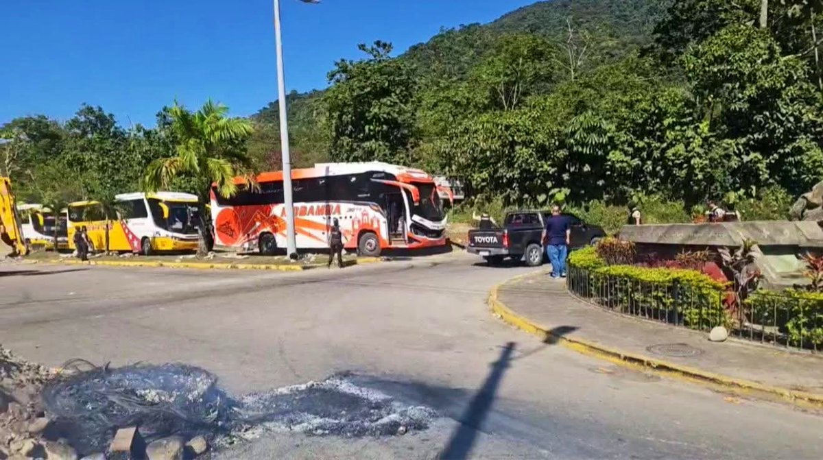 CafeRadioEc's tweet image. 🔴🇪🇨🇪🇨 A las 09H00  de este lunes 8 de diciembre la Policía Nacional y Ejército logran abrir parcialmente la vía Zamora - Yantzaza, en el redondel de Zumbi. Sectores mineros se mantienen en protesta y exigen respuesta por las autoridades competentes.

🎥 TV+