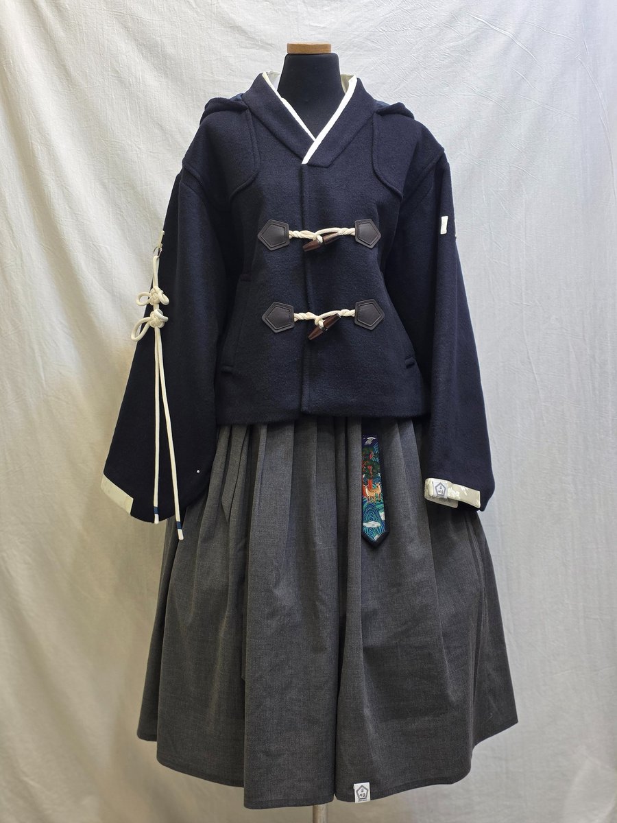 🌸애정하는 꽃손님, 꽃꽃칭구들께 성유현 드림🌸
🎄꽃서울 크리스마스 RT이벤트 四탄🎄
상품: <왕후드 궁중 떡볶이 코트 진네이비>
판매가235000원 제품.
연말 제게 선물같은 기회를 주신,
이제는 7800팔로우의 꽃손님, 꽃꽃칭구분들께 감사드려요 
(꽃Pd님 보고 있나요?🥹 저 칭구많다에요🙏)