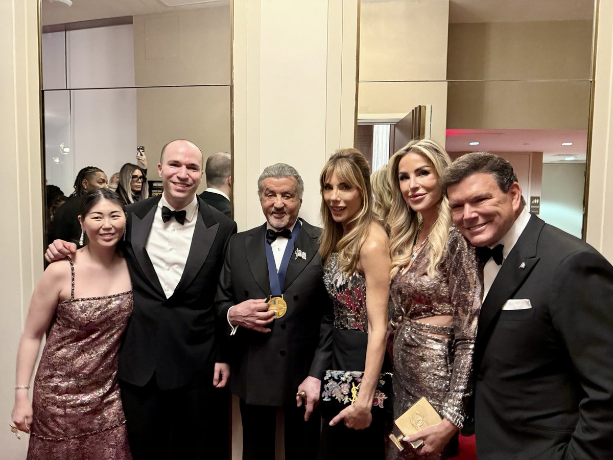 昨夜、ケネディ・センター名誉賞授賞式で友人の@TheSlyStalloneをお祝いできて、本当に楽しかったです。彼の人生はインスピレーションを与えてくれるし、本当に素晴らしい人です。