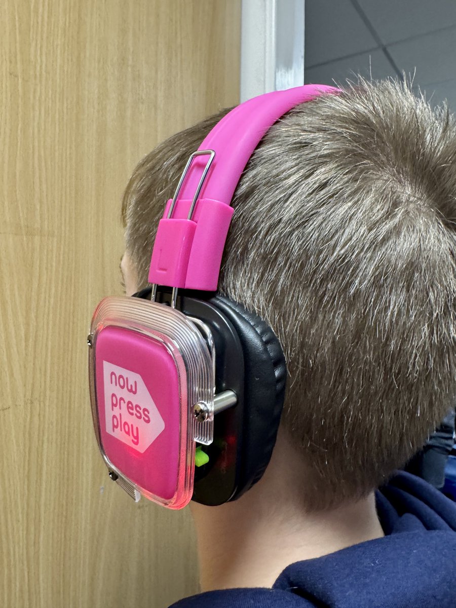 tagtiv8's tweet photo. Look who we spotted at @broadwayprimary - it’s the awesome @nowpressplay with their latest design of pink headphones @AlKingsley_Edu @Animate2Educate 😎 #edtech #moveandlearn 🙌🏼 https://t.co/GulHzANoui