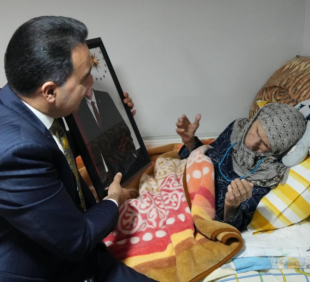 basak_sozbir's tweet photo. 118 yıllık ömür, nice zamana tanıklık... Hacer nene hem ülkesine hem de Cumhurbaşkanımıza içten dualar ediyor.
Gönül adamı başkanımızın ziyareti ise yüzünde ayrı bir huzur bıraktı.
Rabbim şifasını ve huzurunu daim kılsın. 🤲🏻🤍

@Hibrahimkursun https://t.co/DDvc2MlqJ8