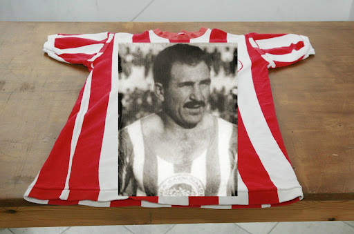 "Γεννήθηκα κ θα πεθάνω σ' αυτή τη γειτονιά. Σε καμιά πεντακοσαριά μέτρα είναι όλη μου η ζωή. Από του Κεράνη μέχρι του Καραϊσκάκη. Σ' αυτό το χώρο μεγάλωσα, δούλεψα, έπαιξα μπάλα. Ήμουν 1 ζωή φτωχός, πάντα τίμιος." Ανδρέας Μουράτης, έφυγε για τη φωλιά των ΑΓΓΕΛΩΝ πριν 25 χρόνια.🌹