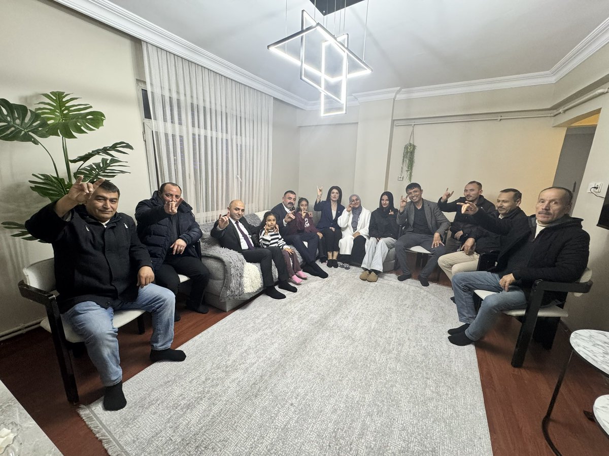 Genel Başkanımız Sayın Devlet Bahçeli’nin talimatları ile “#HayırlıGünlerKomşum” ve “#DerdinDerdimizdir” ziyaretlerimiz kapsamında, MYK Üyemiz Sn.İzzet GÖREN, İlçe Başkanımız Sn.Habip Kapıcıoğlu ve ilçe yöneticilerimiz ile birlikte TÜRK ailesini ziyaret ettik.

Kıymetli