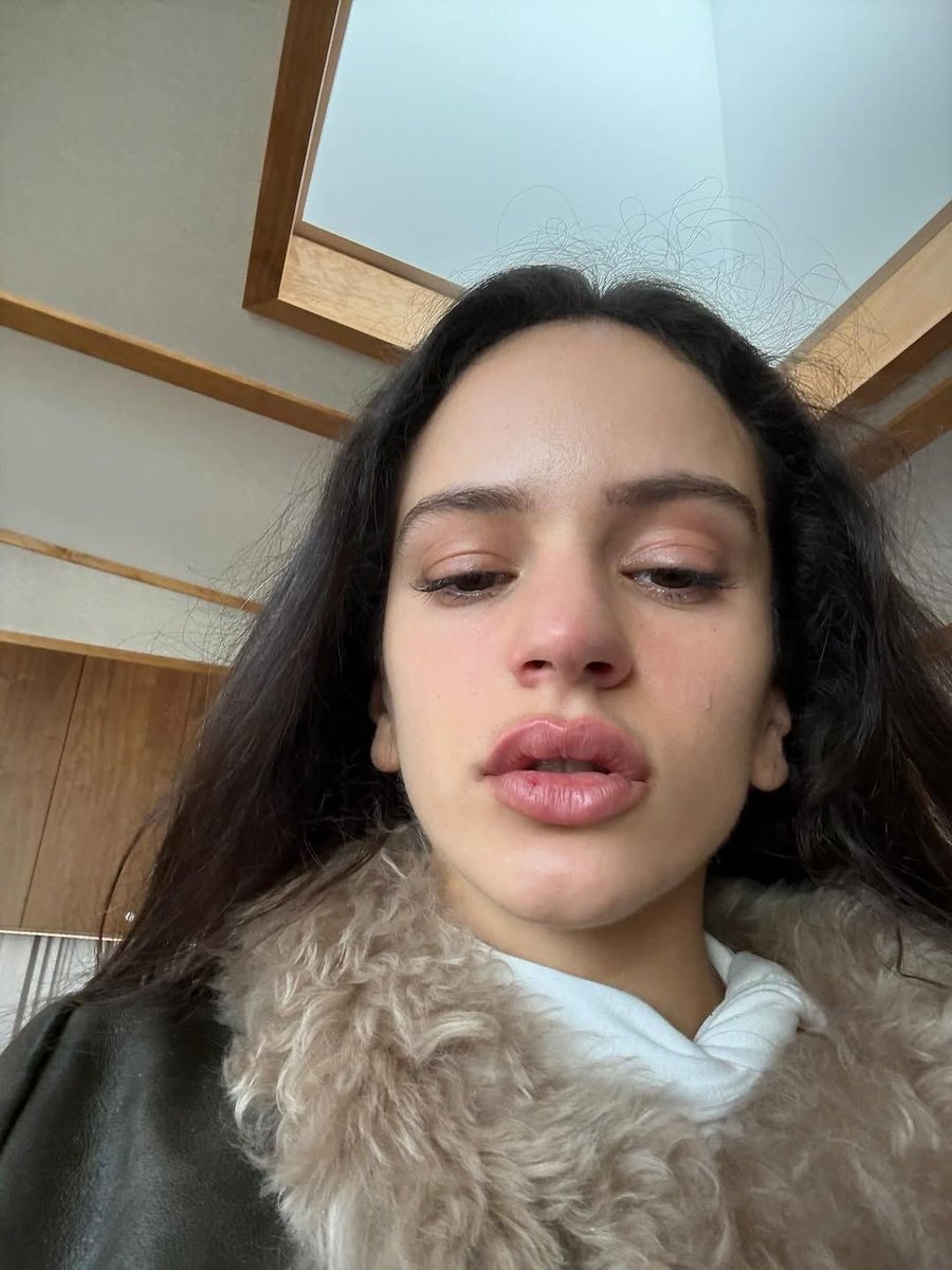 updaterosalia's tweet image. ROSALÍA reiterates that she believed "LUX" wouldn’t be an album made for the charts and says she cried when she saw the public’s reaction during its first week of release.

"I have to be one hundred percent honest with you. I thought LUX wouldn’t be an album aimed at the charts.…