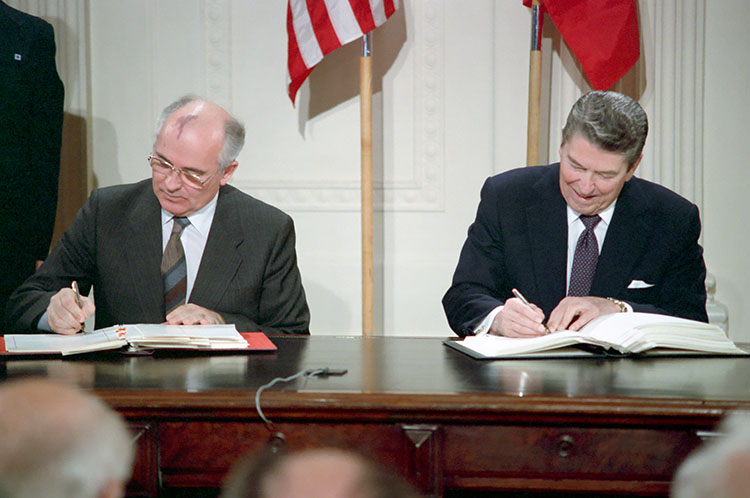 Reagan_Library's tweet image. #Onthisday in 1987 the Intermediate-Range Nuclear Forces (INF) Treaty was signed by #PresidentReagan and General Secretary Mikhail Gorbachev.

--
President Reagan and Soviet General Secretary Gorbachev sign the INF Treaty. 12/08/1987.
catalog.archives.gov/id/75855867