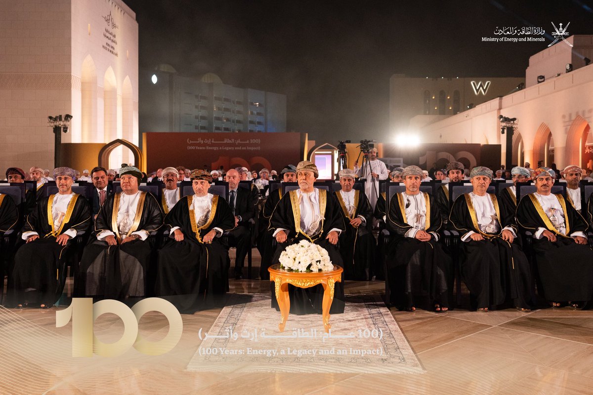 memgovom's tweet photo. في مناسبةٍ وطنيةٍ تجسّد تاريخ قطاع الطاقة في السلطنة، أحيت وزارة الطاقة والمعادن ذكرى مرور مئة عام على انطلاق مسيرة استكشاف النفط والغاز في سلطنة عُمان، وذلك تحت رعاية صاحب السمو السيد شهاب بن طارق آل سعيد الموقر نائب رئيس مجلس الوزراء لشؤون الدفاع.

وشهدت المناسبة استعراضًا لأبرز المحطات التاريخية لقطاع الطاقة، منذ توقيع أول وثيقة امتياز للاستكشاف عام 1925، والتحولات الكبرى التي أسهمت في بناء الاقتصاد الوطني وترسيخ بنيةٍ تحتيةٍ متكاملة لصناعة النفط والغاز، إلى جانب تسليط الضوء على التوجهات المستقبلية للسلطنة نحو الطاقة المتجددة والهيدروجين الأخضر.

#١٠٠_عام_من_الطاقة_إرث_وأثر