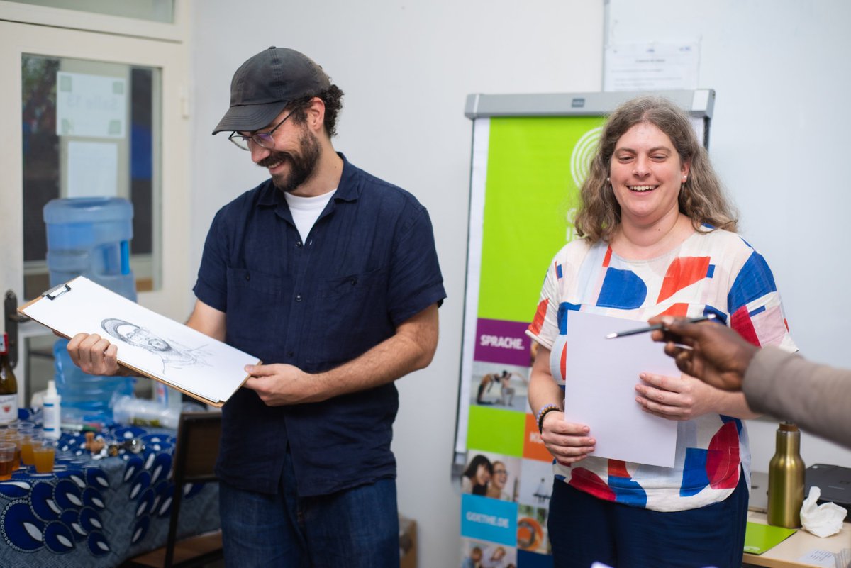 🎨 Retour en images sur la remise des brevets de la masterclass BD organisée par le Goethe-Institut Kinshasa !
Après la présentation des travaux, les participants, encadrés par Mikaël Ross et Gloria Muluku, ont été célébrés pour leur créativité et leur engagement. ✨