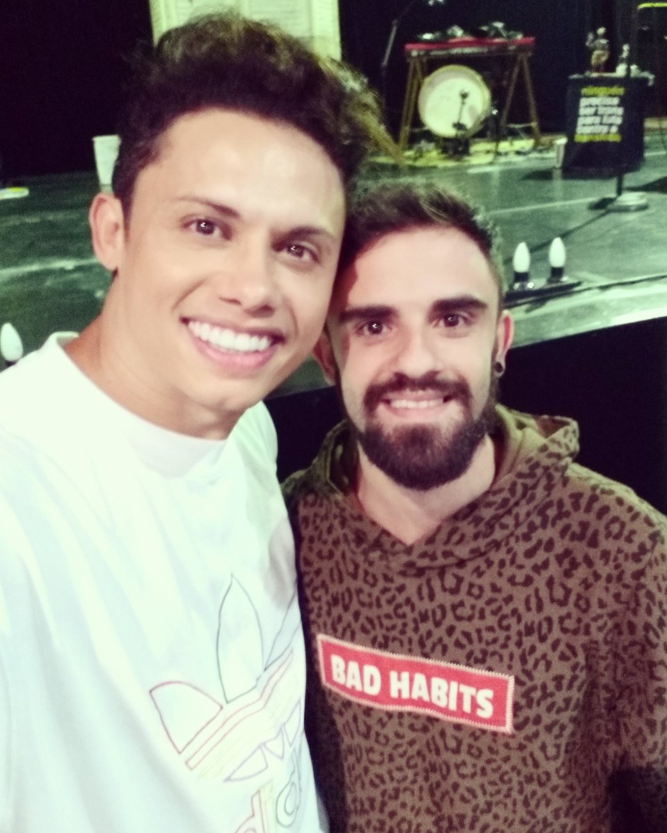 MorallesRenan's tweet photo. #ATardeESua
Que final incrível e linda essa do dança dos famosos. Silvero mereceria mesmo ganhar, dedicado, impecável e talentoso em tudo que faz.
Ótimo ator de televisão e teatro, fiquei emocionado com a vitória dele.
Tive o privilégio de conhecer ele pessoalmente. https://t.co/W2Ij6uMjv3