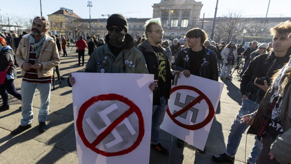 Miles marchan en Croacia contra el auge de la extrema derecha

Varios miles de personas se reunieron en Zagreb denunciando el auge de la extrema derecha y los intentos de glorificar el régimen nazi de Ostasha establecido en la II Guerra Mundial
Tambien en Rijeka, Pula, Zadar