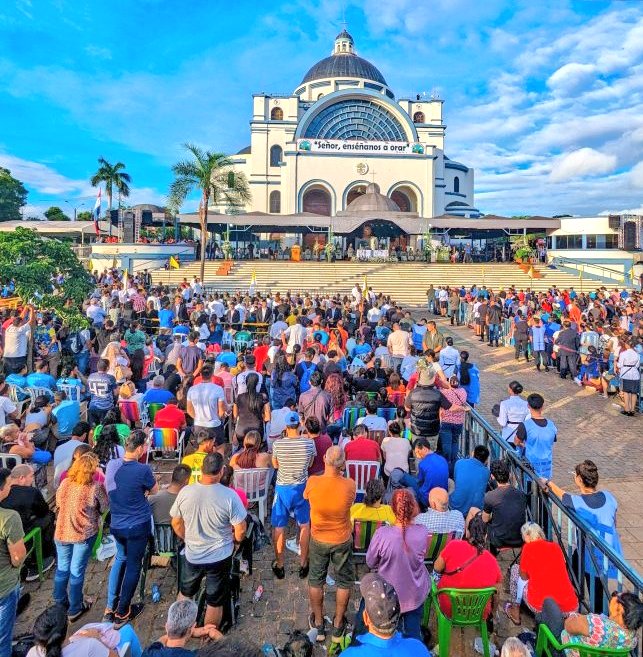 Escuchando las homilías de estos días en Caacupé y observando la reacción de los peregrinantes, queda claro por qué el presidente prefirió pasar estas fechas de turismo.

¡Cuánto incomoda al poder escuchar los reclamos! No quieren oír denuncias contra la rosca corrupta, ni