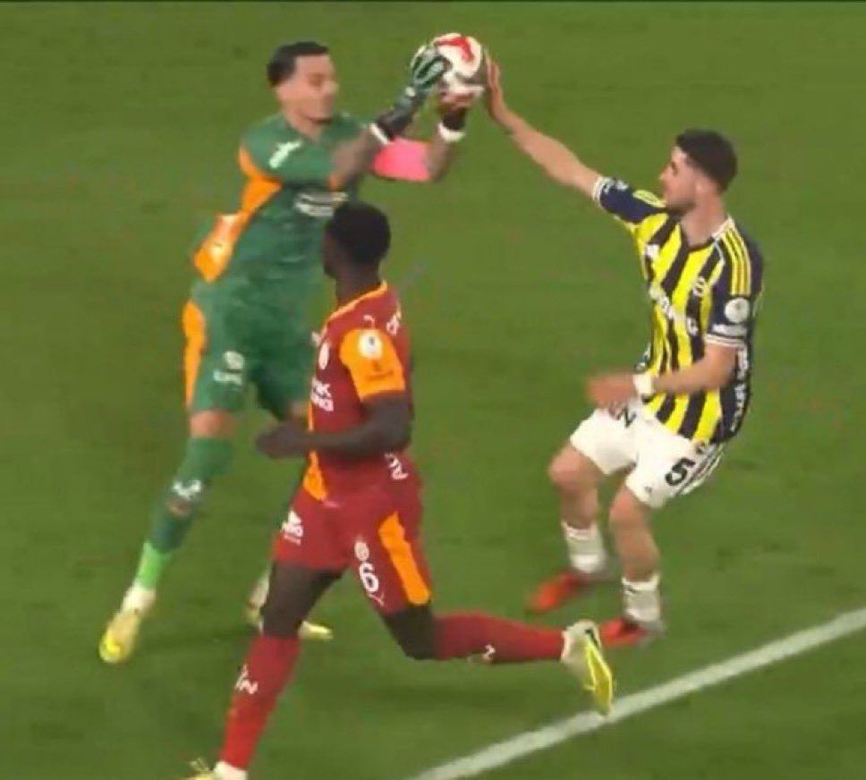 Hımm...
/ Oyuncu bahisleri
// Özel bahisler
/// Rakip kalecinin kontrolündeki topa elle müdahale eder - evet