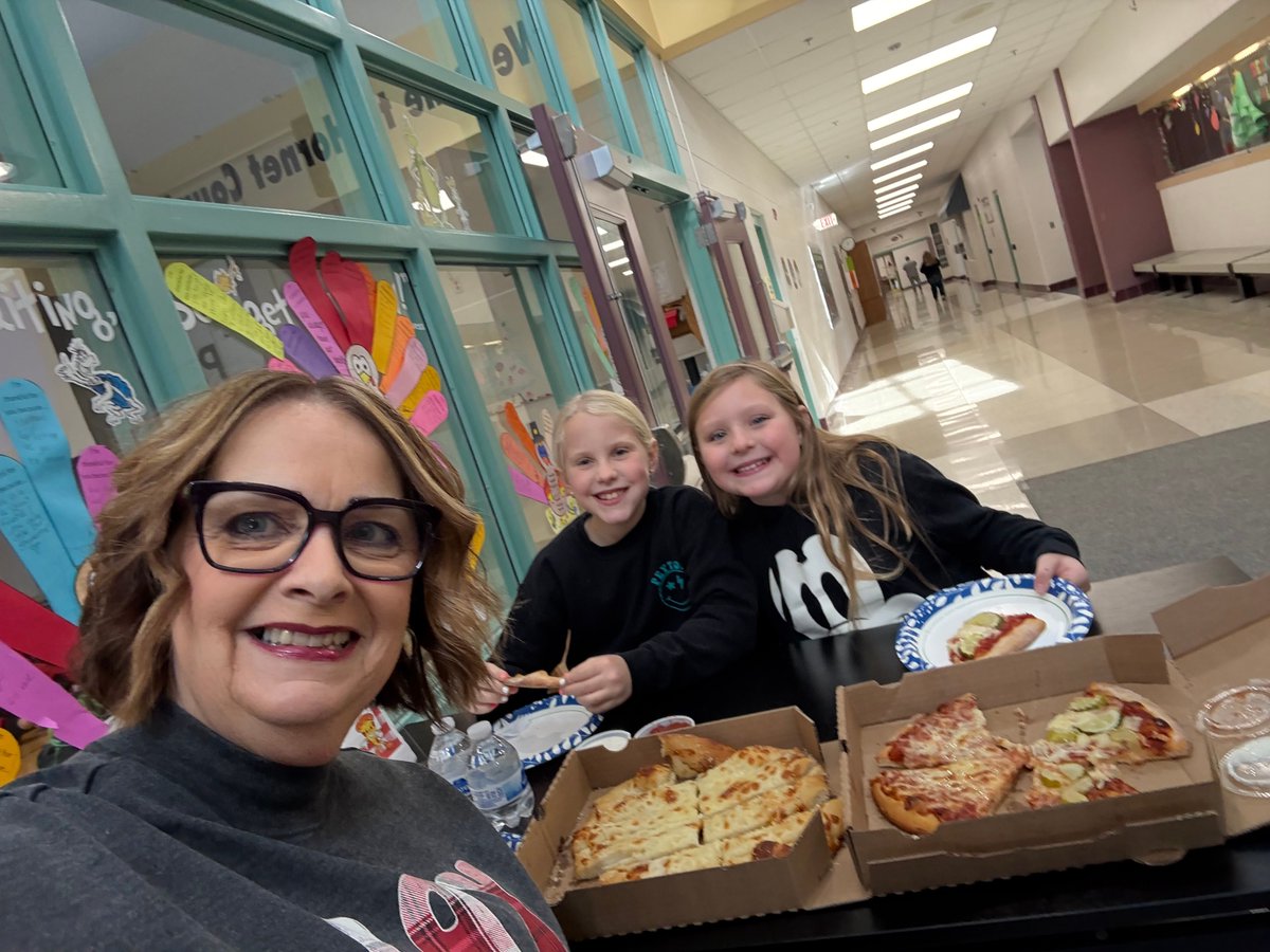 nl_hornets's tweet photo. 🍕 Pizza with the Principal Winner! 🍕
This month’s Pizza with the Principal winner is Charlie Goss! 🎉 Charlie’s name was randomly drawn from our BIG bin of PRIDE cards that we’ve been collecting since the beginning of the year. Way to show your PRIDE, Charlie! https://t.co/v4PHB8S4Ln
