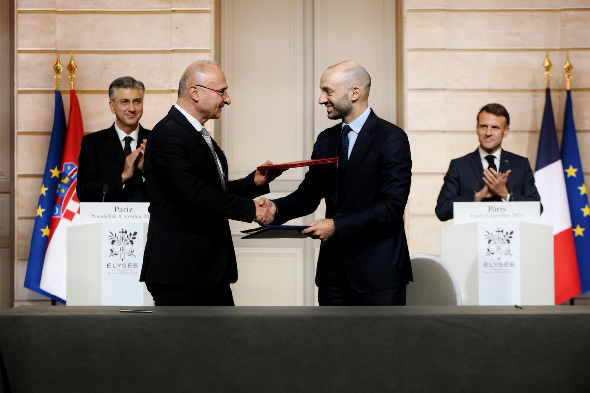 AndrejPlenkovic's tweet image. À l’occasion de la visite officielle en France, avec le président @EmmanuelMacron, nous avons assisté à la signature par nos ministres :
☑️ du Plan d’action 2026–2028 pour la mise en œuvre du Partenariat stratégique 🇭🇷🇫🇷;

☑️ du contrat pour l’acquisition des canons automoteurs…