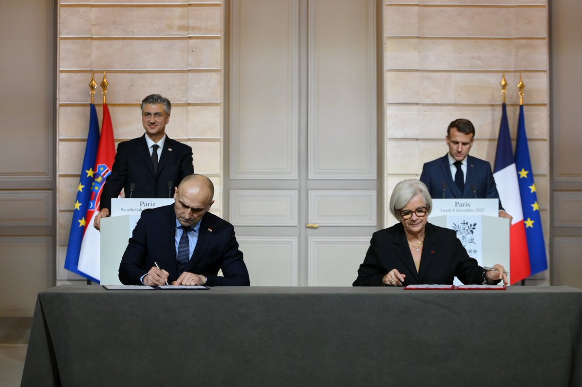 AndrejPlenkovic's tweet image. À l’occasion de la visite officielle en France, avec le président @EmmanuelMacron, nous avons assisté à la signature par nos ministres :
☑️ du Plan d’action 2026–2028 pour la mise en œuvre du Partenariat stratégique 🇭🇷🇫🇷;

☑️ du contrat pour l’acquisition des canons automoteurs…