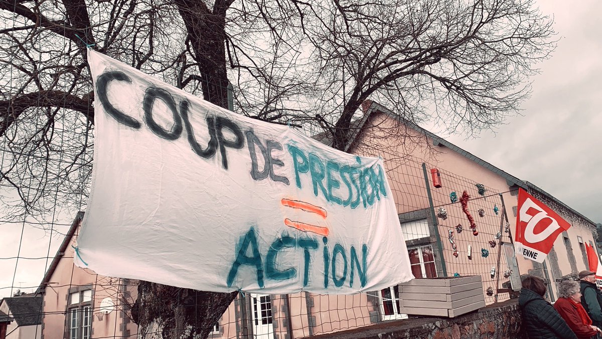 SNUDIFO53's tweet photo. 🤜🏼Le SNUDI-FO 53 aux côtés des parents d'élèves pour la défense des écoles du RPI Assé-le-bérenger, Saint Georges sur Erve..
🏫Ce matin devant l'école de Assé, ce midi devant l'école de Saint Georges 
🤬Les annonces prématurées de fermeture et les passages en force ne passent pas https://t.co/fcWuxXf4VA